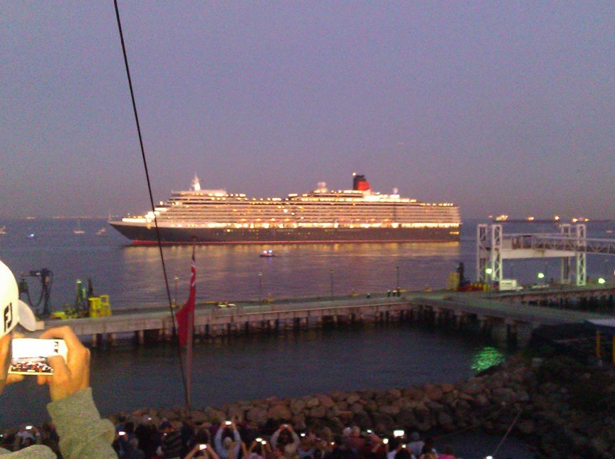 Queen Elizabeth arrives Long Beach Harbor